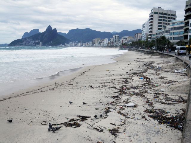 Praia cheia em Ipanema no domingo e a sujeira deixada pela maré (fotos: Carlos Secchin)