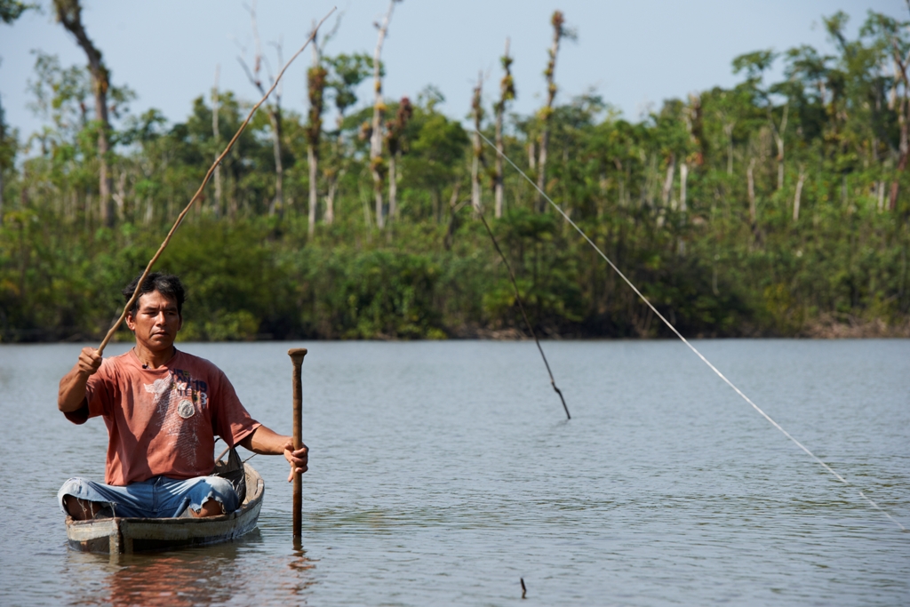 Ribeirinhos peruanos, com apoio de organismos internacionais, viram no manejo uma saída possível na luta contra mudanças climáticas. Crédito: Jaime Tranca