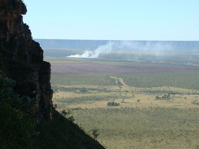 No Jalapão, a primeira queimada foi registrada em abril. Esta é a vista da Serra do Espírito Santo que fica no Parque Estadual do Jalapão. O incêndio aconteceu na Estação Ecológica Serra Geral do Tocantins. Crédito: Cassiana Moreira